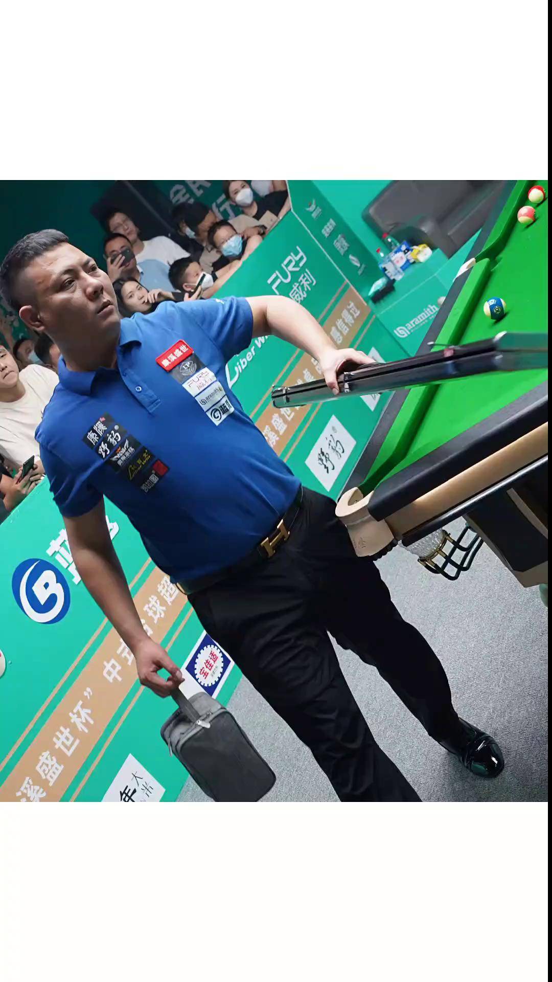 坐在评委席 坐在评委席