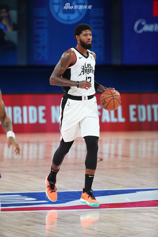 服装专家：图赫尔穿衣比索斯盖特更休闲，他坚持更放松的风格.