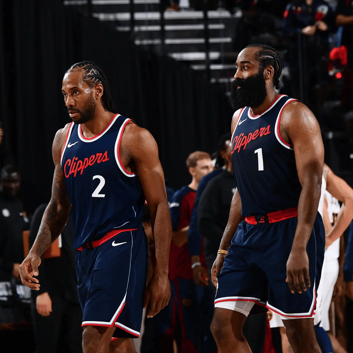 之间摇摆的 之间摇摆的